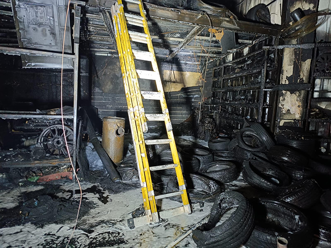 اندلاع حريق هائل داخل كراج سيارات في بيت حنينا يتسبب بأضرارًا جسيمة